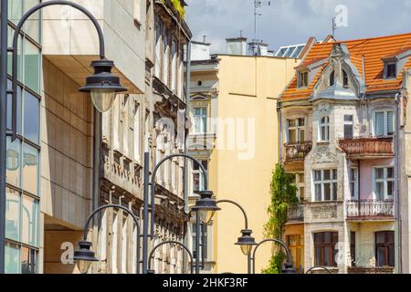 Stadtlaternen entlang der Straße und Blick auf alte Gebäude in einer alten europäischen Stadt Breslau, Polen Stockfoto