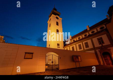 Straße im Zentrum von Ceske Budejovice bei Nacht, Tschechien Stockfoto