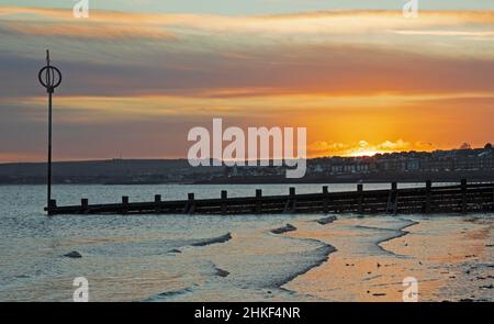 Portobello, Edinburgh, Schottland, Großbritannien. 4th. Februar 2022. Kühler Sonnenaufgang am Ufer des Firth of Forth. Temperatur 2,5 Grad Celsius. Kredit: Archwhite/alamy Live Nachrichten. Stockfoto