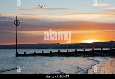 Portobello, Edinburgh, Schottland, Großbritannien. 4th. Februar 2022. Kühler Sonnenaufgang am Ufer des Firth of Forth. Temperatur 2,5 Grad Celsius. Kredit: Archwhite/alamy Live Nachrichten. Stockfoto