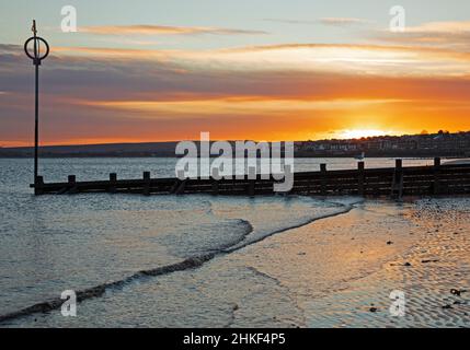 Portobello, Edinburgh, Schottland, Großbritannien. 4th. Februar 2022. Kühler Sonnenaufgang am Ufer des Firth of Forth. Temperatur 2,5 Grad Celsius. Kredit: Archwhite/alamy Live Nachrichten. Stockfoto