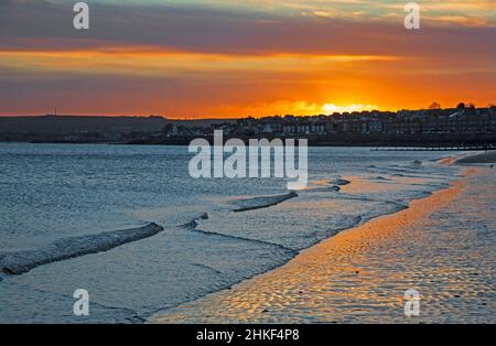 Portobello, Edinburgh, Schottland, Großbritannien. 4th. Februar 2022. Kühler Sonnenaufgang am Ufer des Firth of Forth. Temperatur 2,5 Grad Celsius. Kredit: Archwhite/alamy Live Nachrichten. Stockfoto