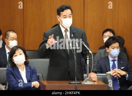 Tokio, Japan. 4th. Februar 2022. Der japanische Minister für Finanzpolitik, Daishiro Yamagiwa, beantwortet eine Frage auf der Kabinettssitzung des Unterhauses am Freitag, dem 4. Februar 2022, beim Nationaldiät in Tokio. Quelle: Yoshio Tsunoda/AFLO/Alamy Live News Stockfoto