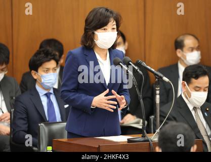 Tokio, Japan. 4th. Februar 2022. Der japanische Gleichstellungsminister Seiko Noda beantwortet eine Frage auf der Kabinettssitzung des Unterhauses am Freitag, den 4. Februar 2022, beim Nationaldiät in Tokio. Quelle: Yoshio Tsunoda/AFLO/Alamy Live News Stockfoto