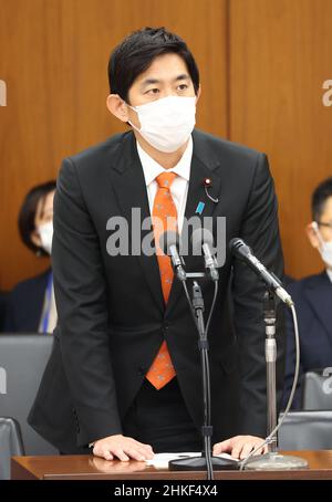 Tokio, Japan. 4th. Februar 2022. Der japanische Minister für wirtschaftliche Sicherheit Takayuki Kobayashi beantwortet eine Frage auf der Kabinettssitzung des Unterhauses am Freitag, dem 4. Februar 2022, beim Nationaldiät in Tokio. Quelle: Yoshio Tsunoda/AFLO/Alamy Live News Stockfoto