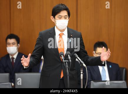 Tokio, Japan. 4th. Februar 2022. Der japanische Minister für wirtschaftliche Sicherheit Takayuki Kobayashi beantwortet eine Frage auf der Kabinettssitzung des Unterhauses am Freitag, dem 4. Februar 2022, beim Nationaldiät in Tokio. Quelle: Yoshio Tsunoda/AFLO/Alamy Live News Stockfoto