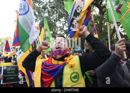 Neu-Delhi, Indien. 04th. Februar 2022. Aktivisten des Tibetischen Jugendkongresses protestieren in Neu Delhi gegen die Olympischen Winterspiele in Peking und nennen sie „die Olympischen Spiele des Völkermordes“. (Foto von Sondeep Shankar/Pacific Press) Quelle: Pacific Press Media Production Corp./Alamy Live News Stockfoto