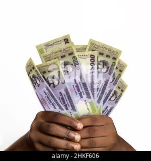 Schwarze Hände mit 3D gerenderten Bangladesh Taka-Noten. Nahaufnahme der Hände mit Banknoten aus Bangladesch Stockfoto