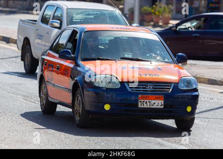 Hurghada, Ägypten - 30. Januar 2022: Taxi fährt auf einer Straße in Hurghada, Ägypten. Stockfoto