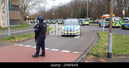 Köln, Deutschland. 04th. Februar 2022. Die Kölner Polizei ist wegen einer vermuteten gefährlichen Situation im Großeinsatz vor einer Schule. Zahlreiche Einsatzkräfte sind vor Ort. Kredit: Thomas Bandeyer/dpa/Alamy Live Nachrichten Stockfoto