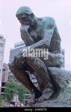 ESCULTURA-EL PENSADOR (COPIA DE LA QUE SE ENCUENTRA EN FRANCIA). Autor: AUGUSTE RODIN. Lage: AUSSEN. BUENOS AIRES. Stockfoto