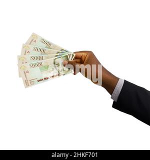 Schwarze Hand mit Anzug, der 3D gerenderte kolumbianische Peso-Noten auf weißem Hintergrund hält Stockfoto