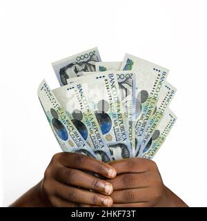 Schwarze Hände mit 3D gerenderten 20000 kolumbianischen Peso-Noten. Nahaufnahme der Hände mit kolumbianischen Währungsscheinen Stockfoto