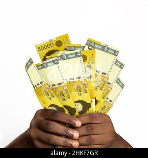 Schwarze Hände mit 3D gerendert 50000 südkoreanische gewann Noten. Nahaufnahme der Hände halten südkoreanische Währungsscheine Stockfoto