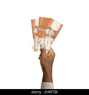 Schwarze Hand mit 3D gerenderten chilenischen Peso-Noten isoliert auf weißem Hintergrund Stockfoto