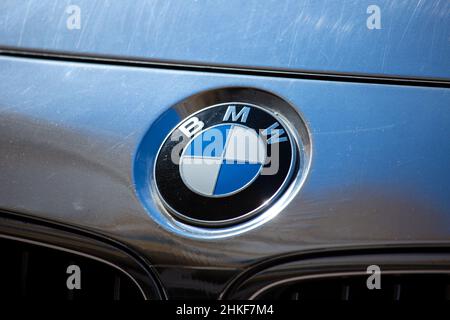 München, 30. Januar 2022: BMW-Emblem auf einem bmw-Auto. BMW ist ein deutsches multinationales Unternehmen, das derzeit Automobile und Motorräder herstellt Stockfoto