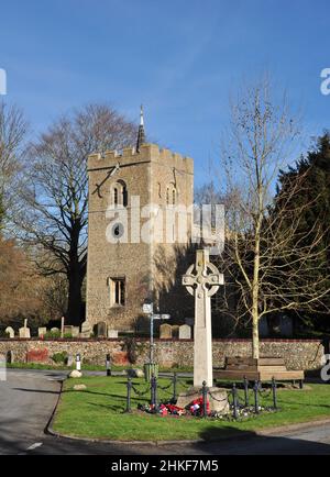 St. Peter's Church hinter dem Kriegsdenkmal auf Small Green, Duxford, Cambridgeshire, England, Großbritannien Stockfoto