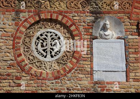 Rundfenster an der Außenseite der Vorhalle, Pomposa, Abbatia Sanctae Mariae Pomposae, ehemalige Abtei des Benediktiner-Ordens an der Mündung des Po, G Stockfoto