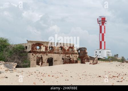Dhanushkodi, Indien - Januar 2022: Die Geisterstadt Dhanushkodi und der neue Leuchtturm. Stockfoto