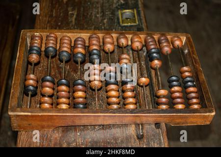 Old School Holzabakus, antike Abakus in Holzrahmen Stockfoto