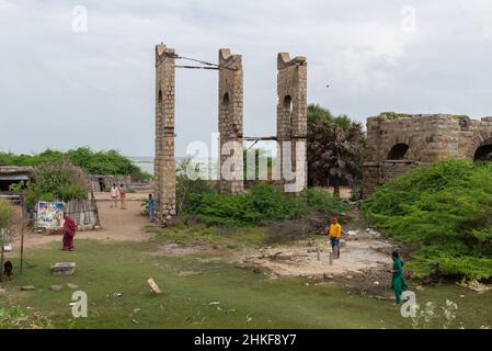 Dhanushkodi, Indien - Januar 2022: Die 'Geisterstadt' von Dhanushkodi. Die Überreste des Bahnhofs. Stockfoto