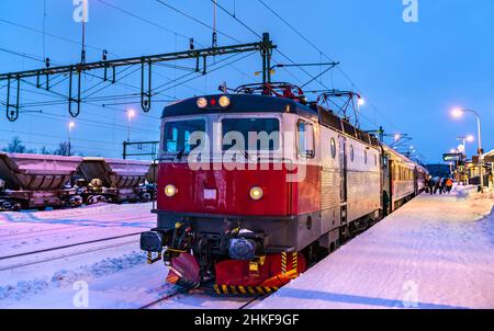 Zug am Bahnhof Kiruna in Schweden Stockfoto