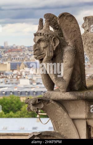 Dies ist eine der Statuen von Chimären im obersten Stockwerk am Fuße der Türme von Notre-Dame de Paris 13. Mai 2013 Paris, Frankreich. Stockfoto