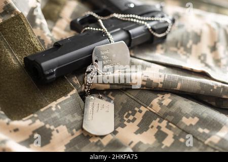 Pistole mit Dogtags. Konzept von Dienst und Dienst in US-Streitkräfte. Veteranenkonzept Stockfoto