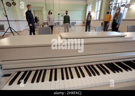 03. Februar 2022, Sachsen-Anhalt, Wernigerode: Schüler der 12. Klasse singen für die Chorprobe im Festsaal des Landesgymnasiums für Musik. Am Samstag (05.02.2022) findet ein Tag der offenen Tür im Landesgymnasium für Musik statt. Die Staatliche Hochschule für Musik, an der sich jeder unabhängig von Wohnort und Vorbildung bewerben kann, wurde 1991 gegründet. Foto: Matthias Bein/dpa-Zentralbild/ZB Stockfoto