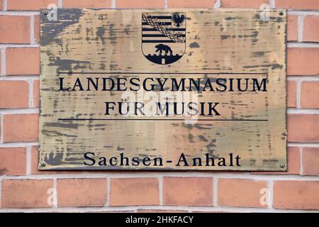 03. Februar 2022, Sachsen-Anhalt, Wernigerode: Am Eingang der Schule ist ein Schild mit der Aufschrift „Landesgymnasium für Musik“ angebracht. Am Samstag (05.02.2022) wird es einen Tag der offenen Tür an der Staatlichen Hochschule für Musik geben. Das Staatsgymnasium für Musik, an dem sich jeder unabhängig von Wohnort und Vorbildung bewerben kann, wurde 1991 gegründet. Foto: Matthias Bein/dpa-Zentralbild/ZB Stockfoto