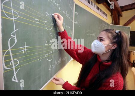 03. Februar 2022, Sachsen-Anhalt, Wernigerode: Maria Manto aus der Klasse 8 schreibt eine Skala auf die Tafel. Am Samstag (05.02.2022) findet ein Tag der offenen Tür im Landesgymnasium für Musik statt. Die Staatliche Hochschule für Musik, an der sich jeder bewerben kann, unabhängig davon, wo er lebt oder welche Ausbildung er bereits gemacht hat, wurde 1991 gegründet. Foto: Matthias Bein/dpa-Zentralbild/ZB Stockfoto