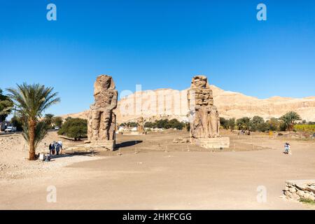 Luxor, Ägypten - 26. Januar 2022: Die Kolossi von Memnon in Luxor, Ägypten. Zwei massive Steinstatuen des Pharao Amenhotep III Stockfoto