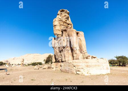 Luxor, Ägypten - 26. Januar 2022: Die Kolossi von Memnon in Luxor, Ägypten. Zwei massive Steinstatuen des Pharao Amenhotep III Stockfoto