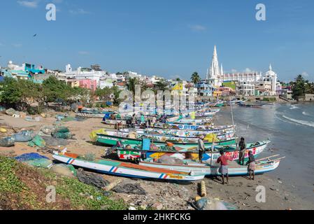 Kanniyakumari, Indien - Januar 2022: Das Fischerdorf am Meer. Die Kirche Unsere Liebe Frau von Lösegeld im Hintergrund. Stockfoto