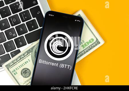 Charkow, Ukraine - 31. Januar 2022: BitTorrent BTT-Münzsymbol. Handel mit Kryptowährung, digitalem und virtuellem Geld, Banking mit Mobiltelefon conce Stockfoto