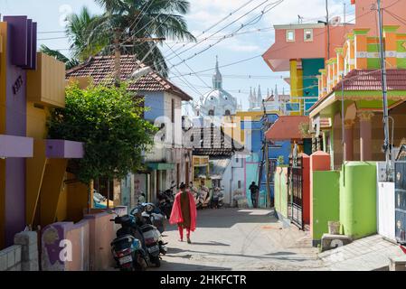 Kanniyakumari, Indien - Januar 2022: Das Fischerdorf am Meer. Die Kirche Unsere Liebe Frau von Lösegeld im Hintergrund. Stockfoto