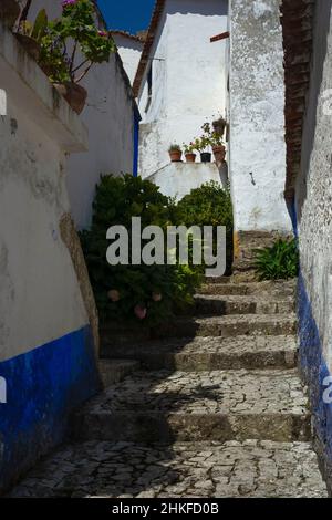 Traditionelle schmale Gasse in der historischen Stadt Óbidos, Centro, Portugal Stockfoto