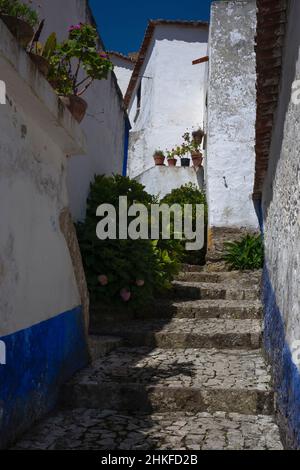 Abgestufte Gasse in der historischen Stadt Óbidos, Centro, Portugal Stockfoto