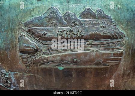 Die Cuu Dinh in der Kaiserstadt mit der purpurnen Verbotenen Stadt in der Zitadelle in Hue, Vietnam. Kaiserlicher Königspalast der Nguyen-Dynastie Stockfoto