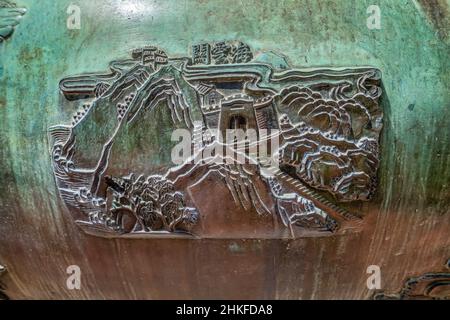 Die Cuu Dinh in der Kaiserstadt mit der purpurnen Verbotenen Stadt in der Zitadelle in Hue, Vietnam. Kaiserlicher Königspalast der Nguyen-Dynastie Stockfoto