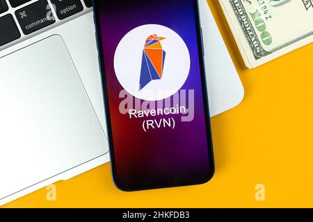 Charkow, Ukraine - 31. Januar 2022: Ravencoin RVN-Symbol. Handel mit Kryptowährung, digitales und virtuelles Geld, Banking mit Mobiltelefon-Konzept. Bu Stockfoto