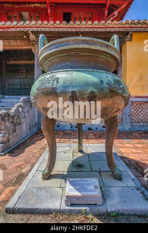 Die Cuu Dinh in der Kaiserstadt mit der purpurnen Verbotenen Stadt in der Zitadelle in Hue, Vietnam. Kaiserlicher Königspalast der Nguyen-Dynastie Stockfoto