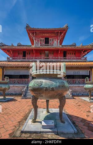 Die Cuu Dinh in der Kaiserstadt mit der purpurnen Verbotenen Stadt in der Zitadelle in Hue, Vietnam. Kaiserlicher Königspalast der Nguyen-Dynastie Stockfoto