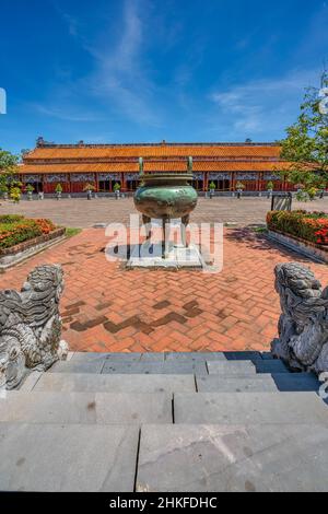Die Cuu Dinh in der Kaiserstadt mit der purpurnen Verbotenen Stadt in der Zitadelle in Hue, Vietnam. Kaiserlicher Königspalast der Nguyen-Dynastie Stockfoto