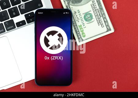 Charkow, Ukraine - 31. Januar 2022: 0x ZRX-Symbol. Handel mit Kryptowährung, digitales und virtuelles Geld, Banking mit Mobiltelefon-Konzept. Unternehmen Stockfoto