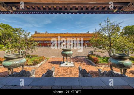 Die Cuu Dinh in der Kaiserstadt mit der purpurnen Verbotenen Stadt in der Zitadelle in Hue, Vietnam. Kaiserlicher Königspalast der Nguyen-Dynastie Stockfoto