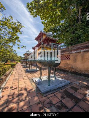 Die Cuu Dinh in der Kaiserstadt mit der purpurnen Verbotenen Stadt in der Zitadelle in Hue, Vietnam. Kaiserlicher Königspalast der Nguyen-Dynastie Stockfoto