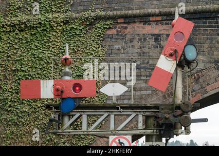 Unterer Quadrant Bahnseminaforkreuzung Signal mit einer klaren Anzeige Stockfoto