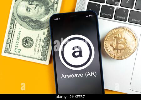 Charkow, Ukraine - 31. Januar 2022: Arweave AR-Münzsymbol. Handel mit Kryptowährung, digitales und virtuelles Geld, Banking mit Mobiltelefon-Konzept. Stockfoto