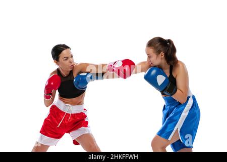 Zwei Frauen professionelle Boxer Boxen isoliert auf weißem Studio Hintergrund. Ein paar fit muskulösen kaukasischen Athleten kämpfen. Sport, Wettbewerb Stockfoto